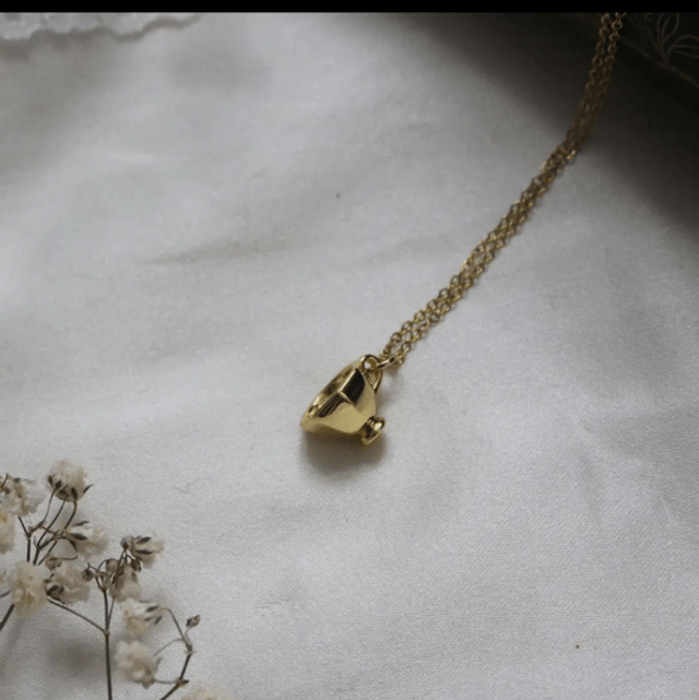 Alice in wonderland necklace 